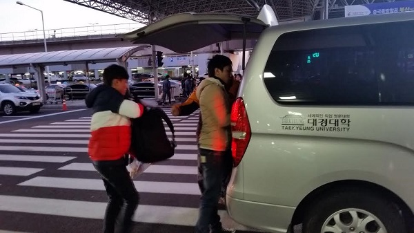 Hai học sinh Duy và Quân của MAP được Đại Học Taekyeung đón tại sân bay