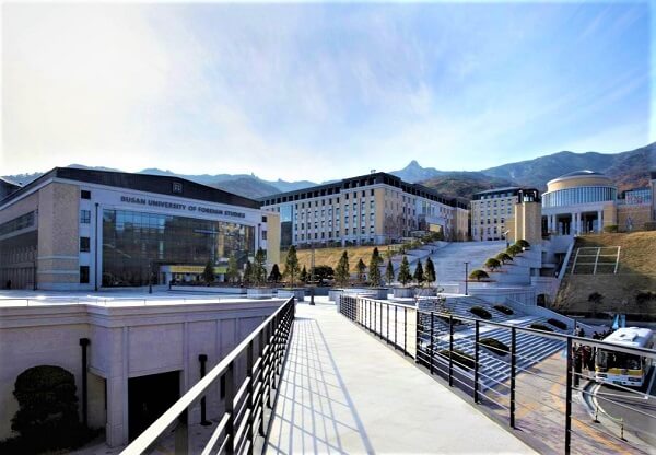 Kiến trúc ấn tượng của đại học Ngoại ngữ Busan
