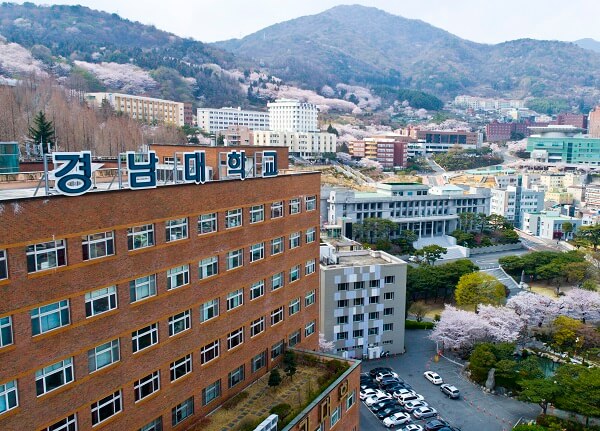 Đại học Kyungnam nằm giữa thung lũng hoa anh đào