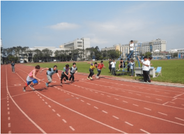 Sinh viên thi chạy Marathon tại trường Đại học Khoa học Kỹ thuật Minh Tân.
