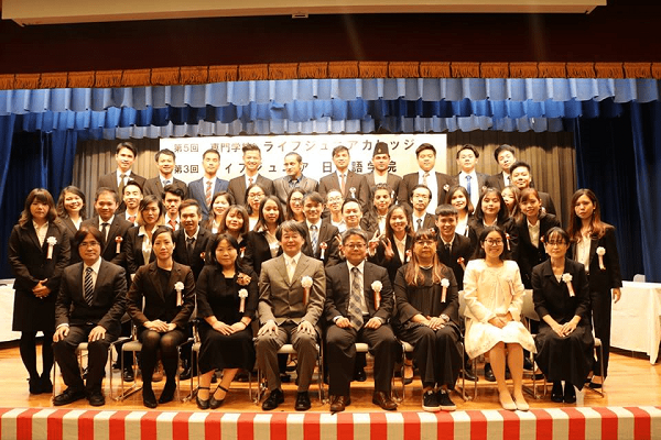 Sinh viên và giáo viên trường Nhật Ngữ LIFE Jr