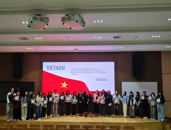 Các sinh viên MAP học tập xuất sắc nhận được phần thưởng và sự vinh danh của Viện hợp tác quốc tế trường đại học Konkuk