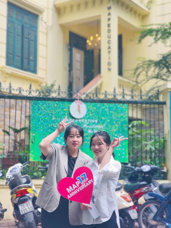 Học viên cùng đại diện trường Konkuk tại MAP Hà Nội.