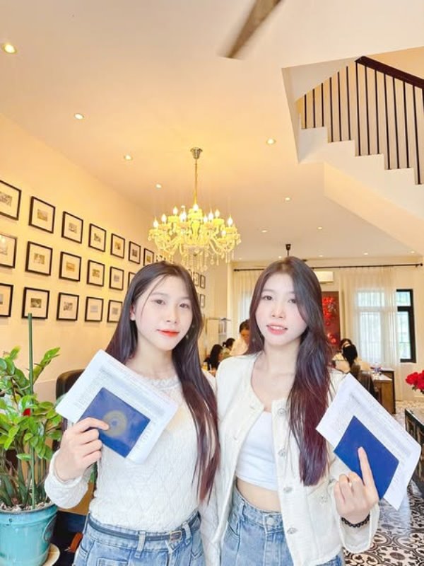 2 chị em sinh đôi Trần Thị Ngọc Thư & Trần Thị Ngọc Trâm cùng có visa đến đại học Inha