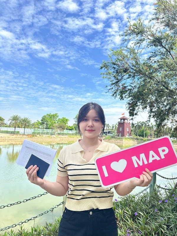 Huỳnh Như Ngọc và tấm visa đến đại học Inha trên tay