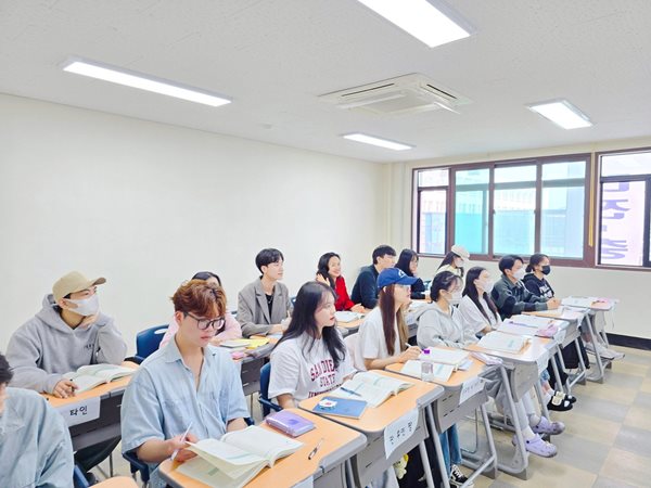 MAP tham gia một buổi học tiếng Hàn cùng với cựu sinh viên MAP tại Học viện ngôn ngữ thuộc Paichai