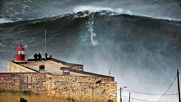 Garrett chinh phục con sóng cao tới 23,77 mét ở Nazare, Bồ Đào Nha.
