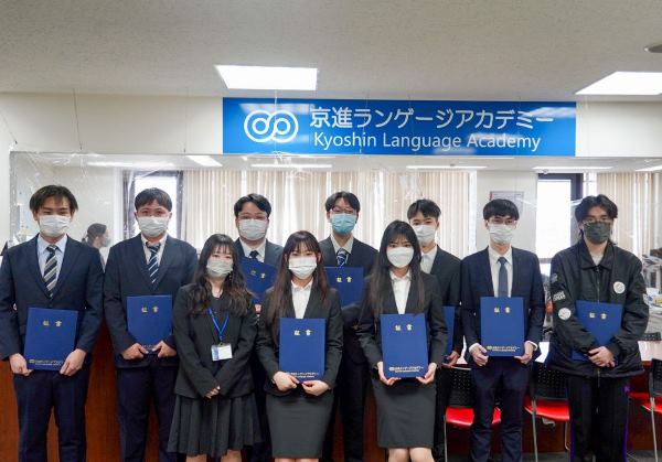 Học viên nhận học bổng của học viện Ngôn ngữ Kyoshin Shinjuku