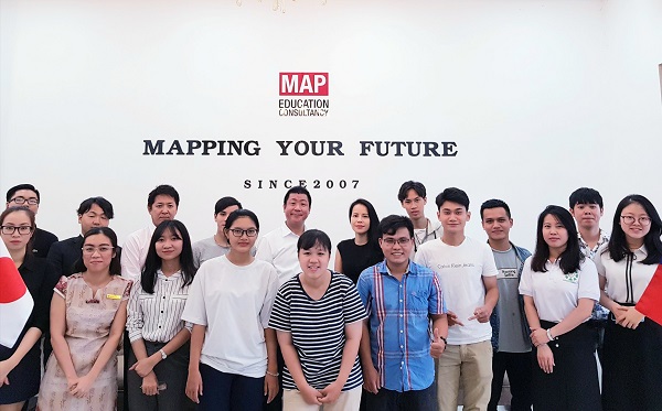 Thầy hiệu trưởng Kaneda Hashimune tại Nissei Nagoya trong chuyến thăm MAP Hồ Chí Minh và giao lưu với sinh viên