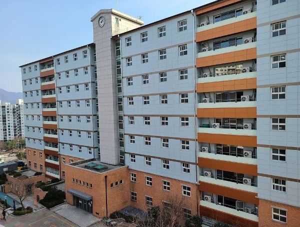 Tòa KTX số 1 của trường