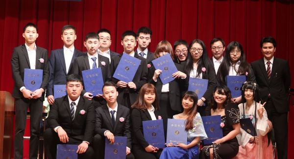 Học viên Shinwa Foreign Language Academy tham dự lễ tốt nghiệp
