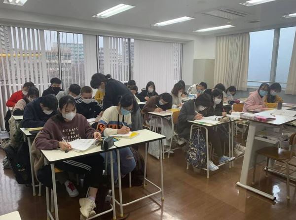 Fukuoka Japanese Language School tổ chức các lớp học với sĩ số ít nhằm tăng cường khả năng tương tác với giảng viên