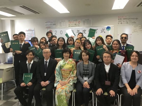 Học viên học viện Quốc tế Fukuoka nhận chứng chỉ tốt nghiệp