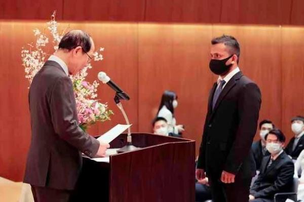 Học viên của học viện Quốc tế Kyoto nhận chứng chỉ tốt nghiệp