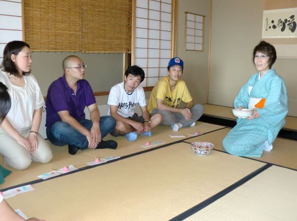 Lớp học về Trà đạo Nhật Bản tại trường Nhật ngữ Quốc tế Yokohama