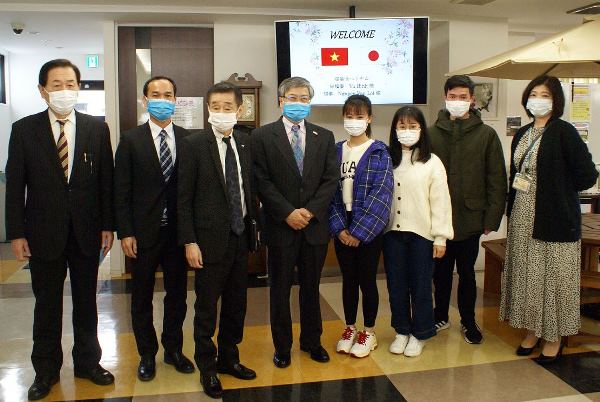 Sinh viên trường Nhật ngữ Nishinihon gặp gỡ đại diện của Đại sứ quán Việt Nam
