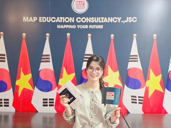 Nguyễn Thị Hậu trong ngày có visa đến trường