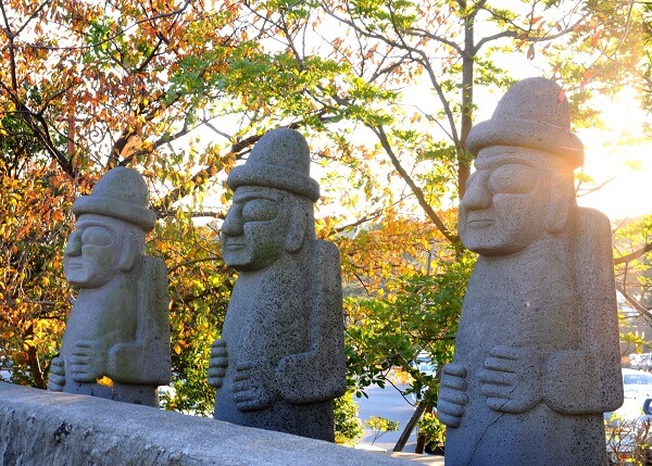 Trong khuôn viên trường, có rất nhiều bức tượng điêu khắc đặc trưng của đảo Jeju Hàn Quốc