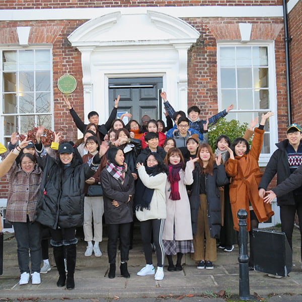 Sinh viên tham gia chương trình trao đổi tại Đại học Wolverhampton, Anh