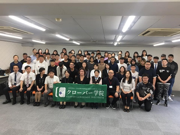 Tập thể giáo viên và du học sinh tại học viện Nhật ngữ Clover