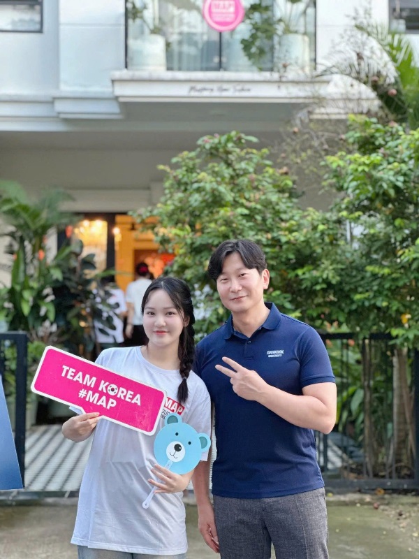 Viện trưởng của trường Dankook chụp ảnh kỷ niệm cùng tân sinh viên Dankook tại MAP HCM