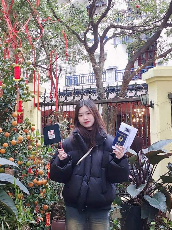 Đinh Thị Huyền Trang trong ngày nhận visa từ Đại sứ quán Hàn Quốc đến Đại học Sunmoon