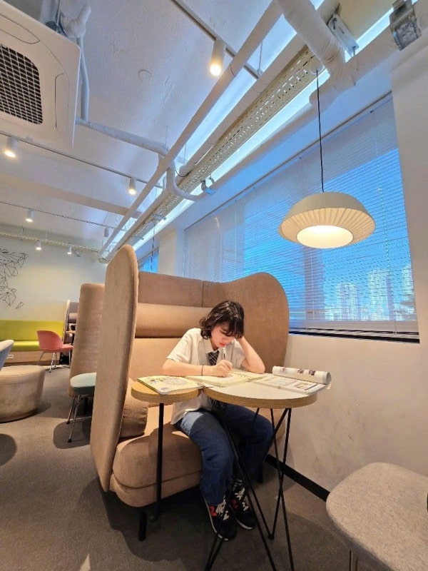 Hanyang được Reuters xếp hạng trong top 100 trường đại học sáng tạo nhất thế giới, đứng thứ 5 tại Hàn Quốc. Đây là hình ảnh 1 trong những phòng tự học dành cho sinh viên của trường