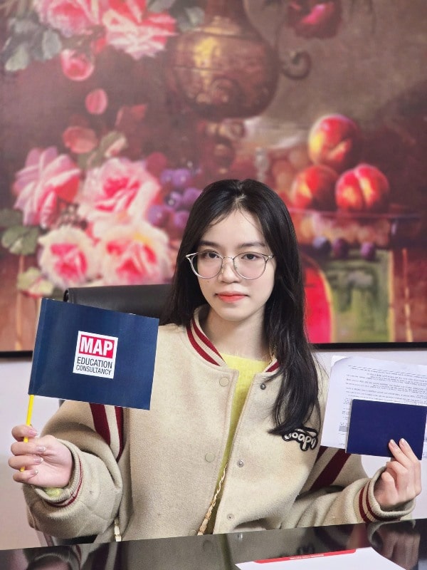 Nguyễn Hà Nhi nhận visa đến trường