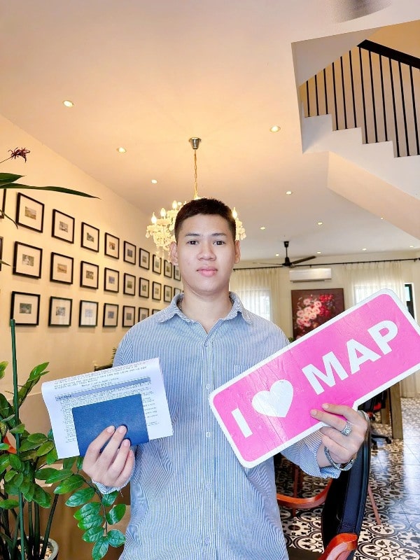 Nguyễn Tấn Phát và tấm visa đến Sunmoon trên tay