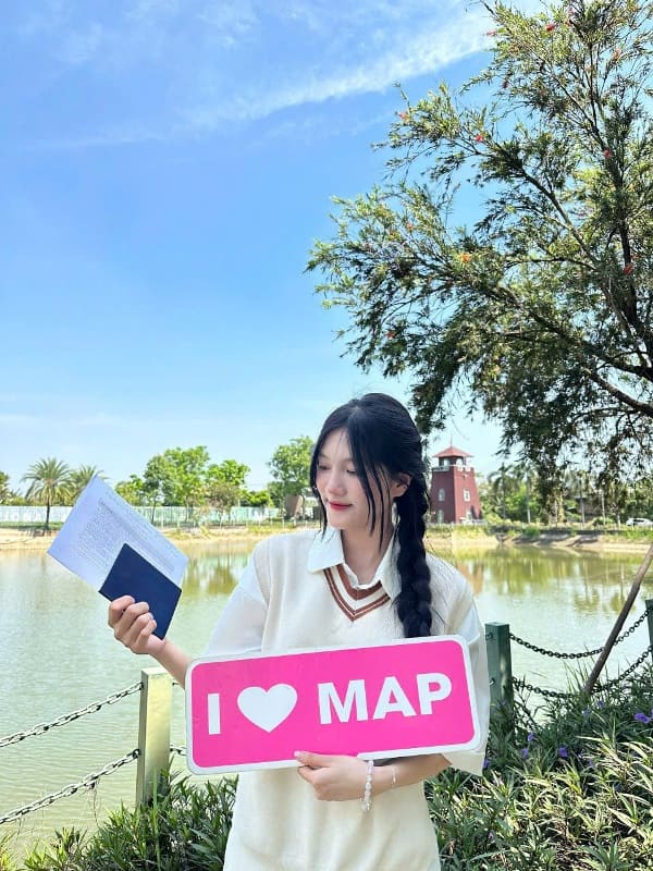 Thân Như Ý và tấm visa đến SKKU trên tay