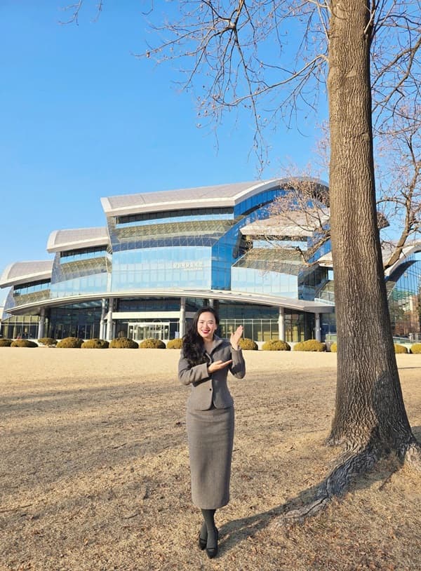 Từ năm 1996, Samsung chính thức trở thành nhà tài trợ chính cho SKKU, hình thành hệ sinh thái liên kết giữa học thuật - công nghiệp, đóng vai trò như một vườn ươm nhân tài cho Samsung