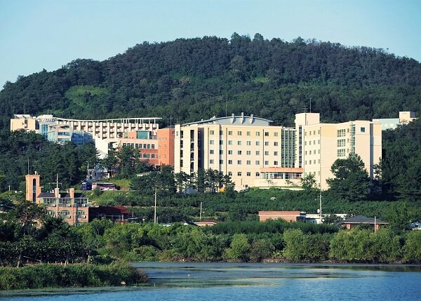 Daekyeung University toạ lạc dưới chân núi, cạnh dòng sông thơ mộng