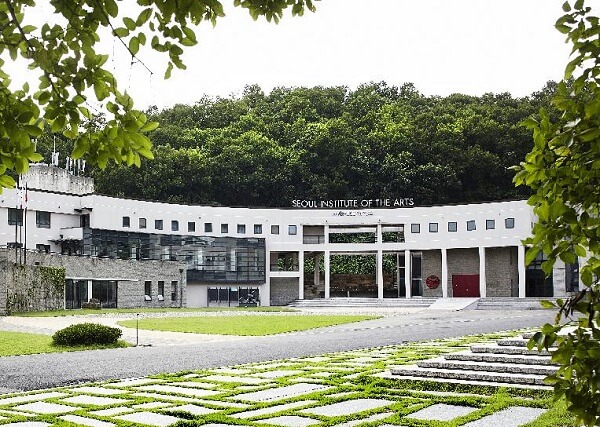 Khuôn viên Seoul Institute of the Arts xanh mát vào mùa hạ
