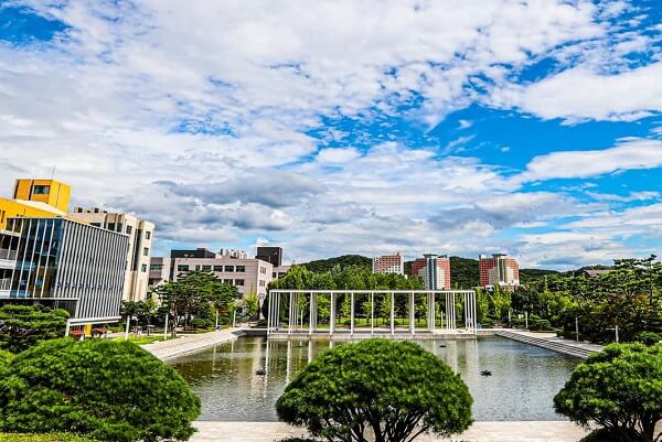 Khuôn viên Hanyang University ERICA xanh mát vào mùa hạ