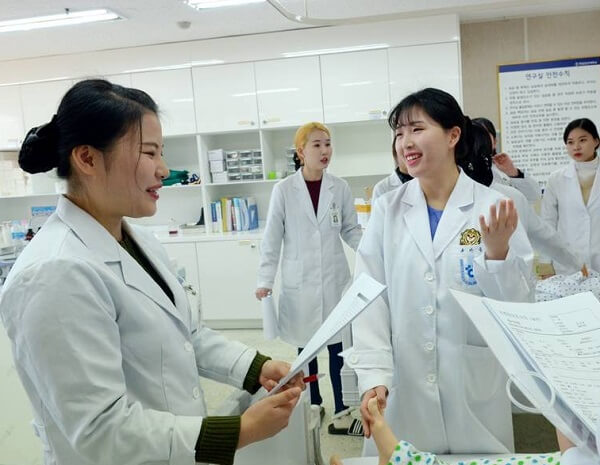 Sinh viên khoa điều dưỡng tại Hanil University