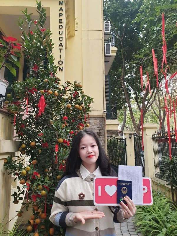 Lê Thị Hoạt nhận visa đến trường