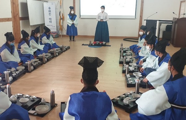 Hoạt động trải nghiệm Nghệ thuật trà đạo Hàn Quốc của sinh viên hệ tiếng