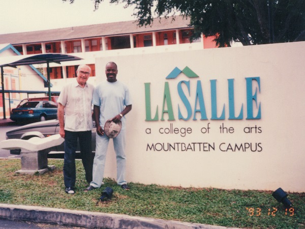 Joseph McNally (trái) chính là người thành lập nên Lasalle College of the Arts