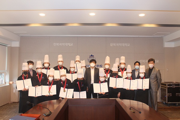 Sinh Viên trường đạt giải xuất sắc trong Cuộc Thi Nấu Ăn Quốc tế Grand Prix tại Seoulnăm 2021