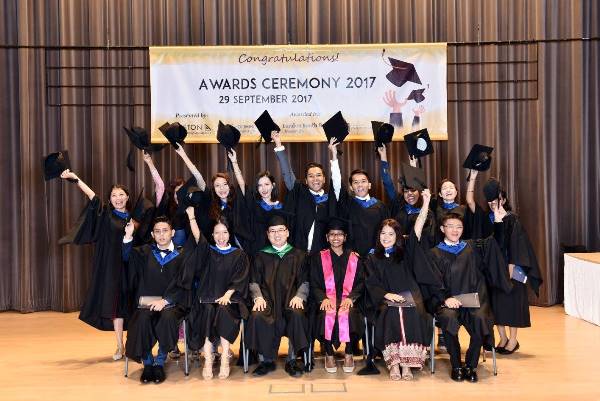 Sinh viên Học viện Quản lý Auston làm lễ tốt nghiệp