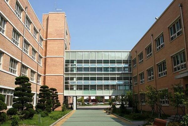 Khuôn viên xanh sạch đẹp của trường trung học biểu diễn nghệ thuật Seoul