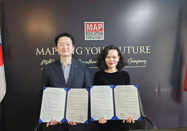 Đại diện trường Khoa học và Y tế Chungbuk và Giám đốc của MAP ký kết MOU