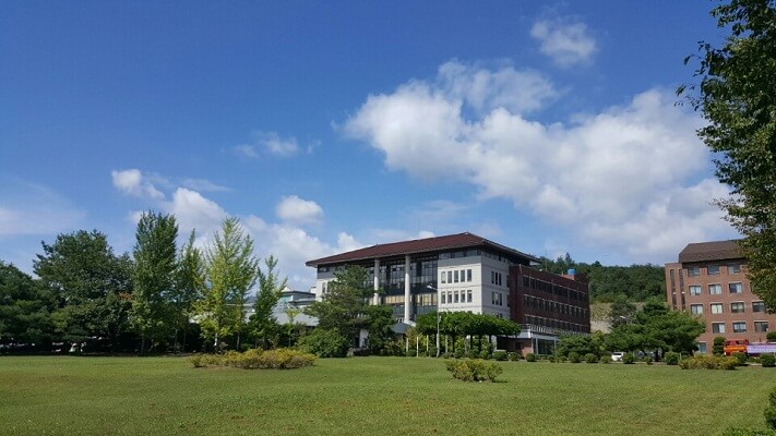 Khuôn viên xanh mát hòa với thiên nhiên của trường