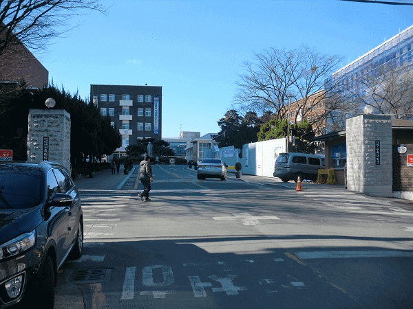 Cổng chính của Đại Học Sư Phạm Quốc Gia Daegu