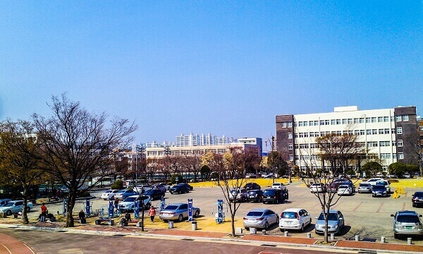 Sân đỗ xe của trường Daegu