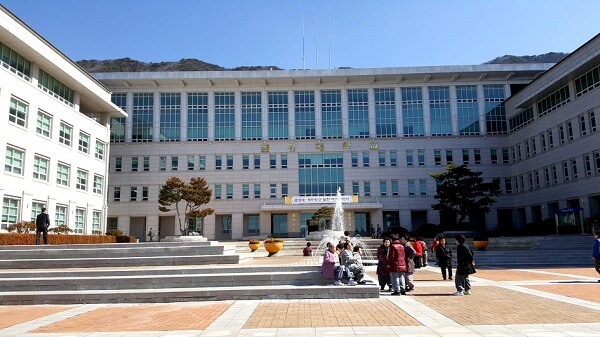 Tòa nhà chính của trường