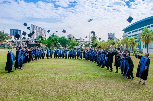 Sinh viên trường dự lễ tốt nghiệp