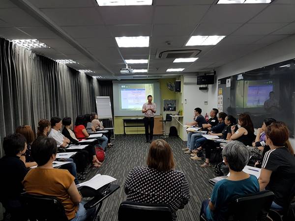 Một giờ học về tư vấn thực tiễn tại học viện Phát triển Con người Singapore