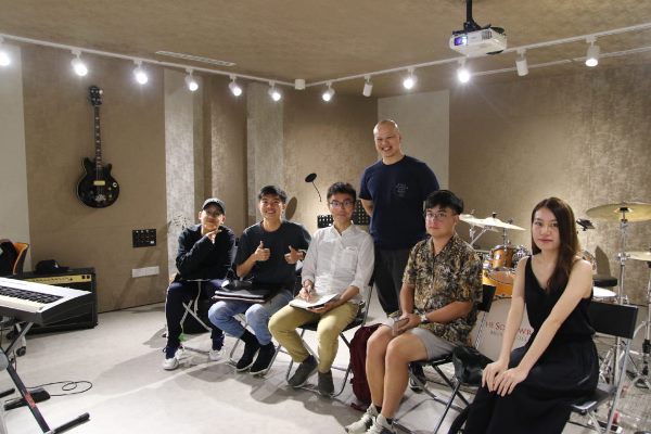 Giảng viên và ban cố vấn giàu kinh nghiệm tại cao đẳng Âm nhạc Sáng tác nhạc Singapore