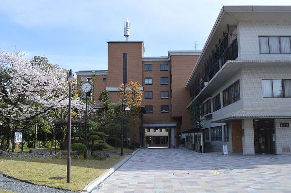 Hanazono University hoạt động từ năm 1872